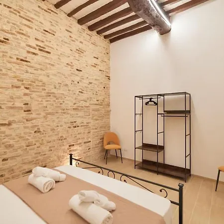 Garibaldi - Prime Location 1-bedroom Near Universita Per Stranieri Apartment *
