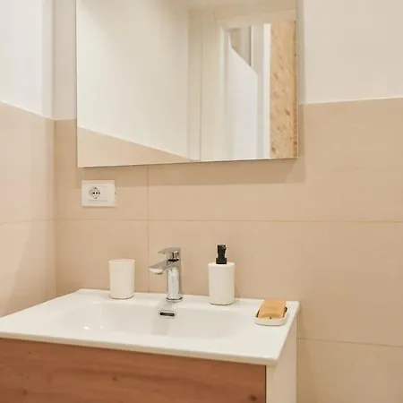 Garibaldi - Prime Location 1-bedroom Near Universita Per Stranieri Apartment