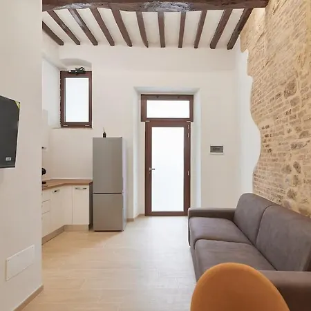 Garibaldi - Prime Location 1-bedroom Near Universita Per Stranieri Apartment